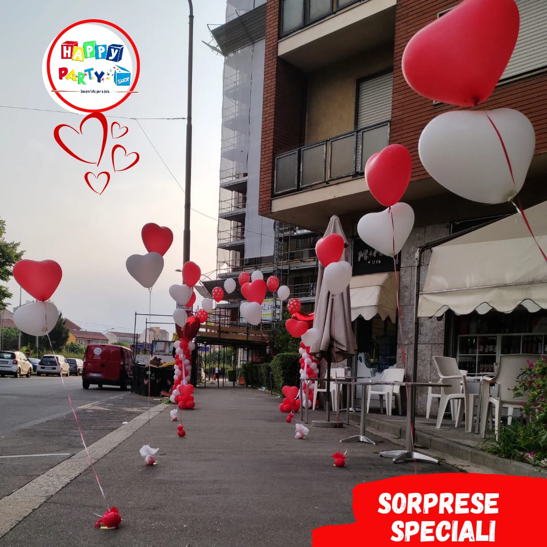 Allestimento palloncini a forma di cuore rossi per ingresso